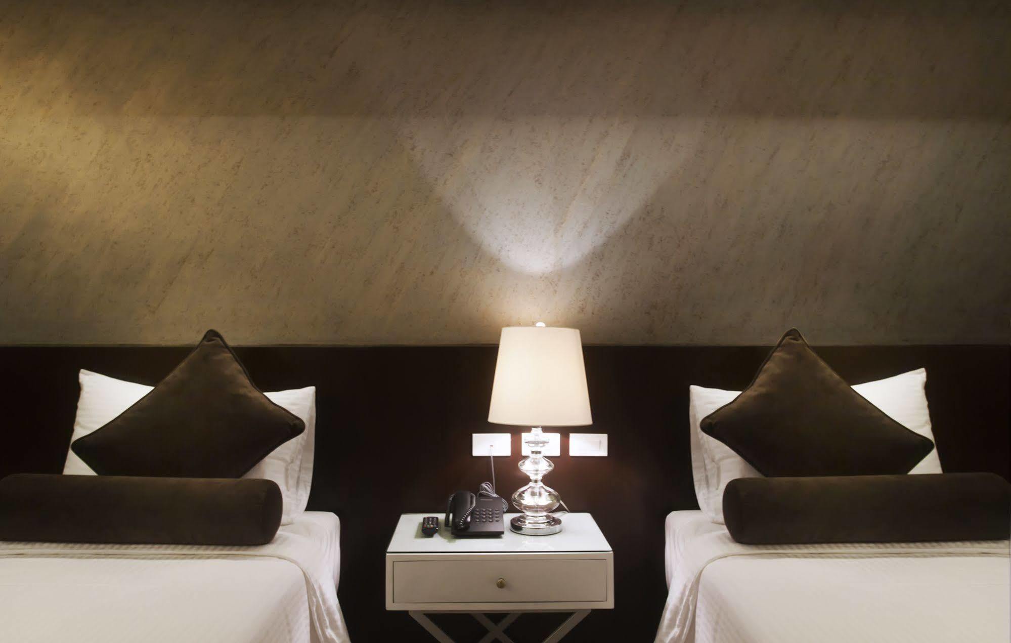 Grace Crown Hotel Angeles Buitenkant foto